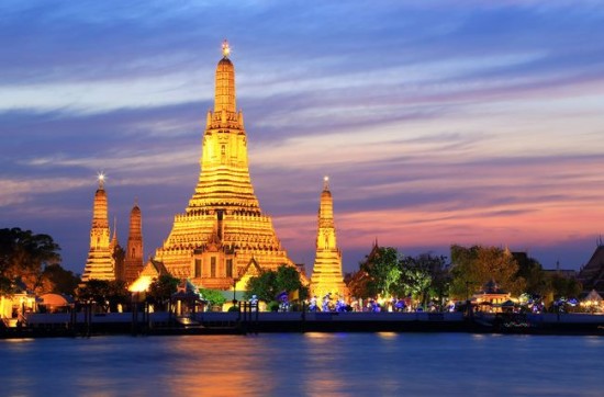 Wat Arun Kuil Fajar Tempat Wisata Keren di Bangkok